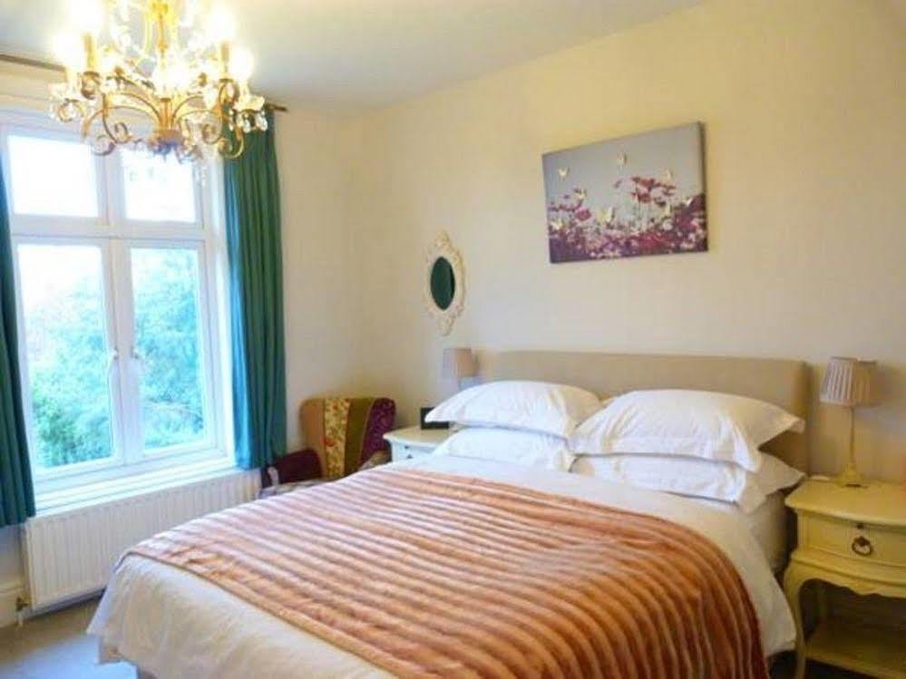 เดอะ โอลด์ รีโทรี่ บีแอนด์บี Bed & Breakfast ซอลส์บรี ภายนอก รูปภาพ